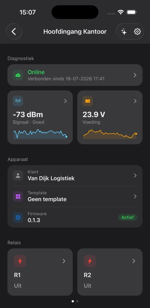 De Colloport-app: apparaatdetail met live signaal- en voedingsgrafieken, apparaatinfo en relaisbediening.