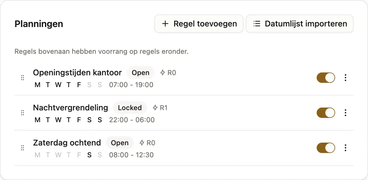 Planningen op een apparaat: openingstijden, nachtvergrendeling en een zaterdagschema met dagselectie en tijden.